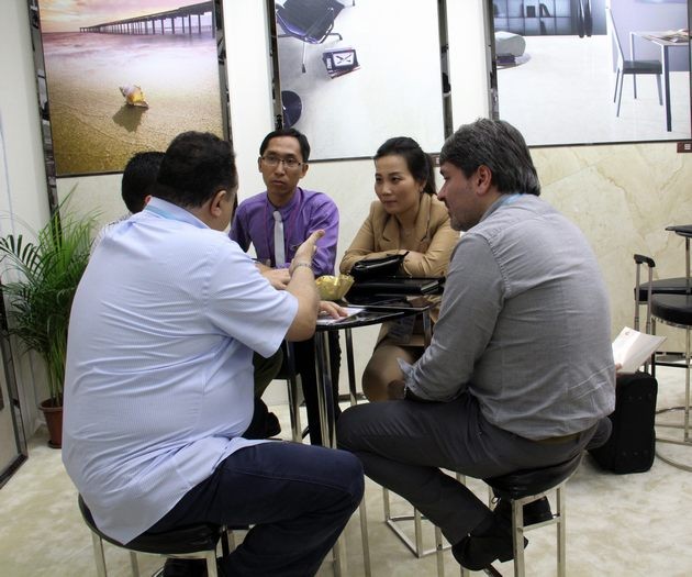 图9、与客商细心洽谈.jpg