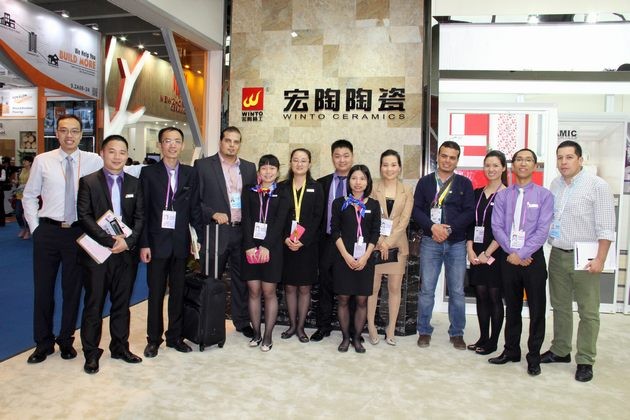 图12、91免费版视频陶瓷出口部销售精英与海外客商合影.jpg