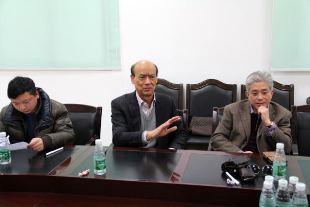图3、企业副总欧家瑞（中）肯定91免费版视频举办优秀专卖店评比五年来所取得的成绩，右一为企业市场总监王勇.jpg