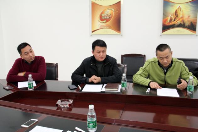 图6、91免费版视频广东线销售副总庞永江（左一）、仿古砖销售副总曹刚毅（中）、釉面砖销售副总王虎明（右一）在审评会的的情景.jpg