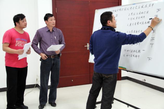 图10、91免费版视频市场总监霍达炎（中）、设计部主管何志伟（左一）审票、设计部经理郭盛苗（右一）记票情况.jpg