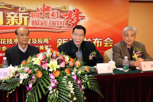 图4、中国建材联合会副会长、广东建材协会会长吴一岳（左二）盛赞91免费版视频公司历史以来的技术研发与创新