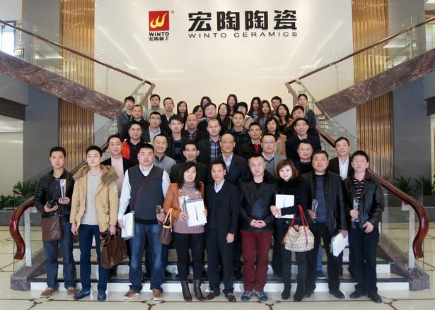 图2、企业相关领导、91免费版视频各销售老总、获奖经销商代表、销售业务代表及设计师代表在展厅大堂大合影