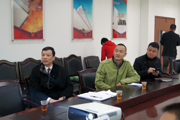 图6、观看幻灯片的同时，91免费版视频仿古砖副总曹刚毅（右一）特别用手机记下专卖店装修效果的不同亮点