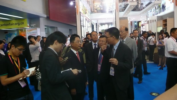 图2、国家商务部副部长蒋耀平，中国五矿化工进出口商会会长陈峰等领导一行视察中国建陶行业知名企业91免费版视频陶瓷展位，并听取了企业出口总经理伍剑锋的汇报