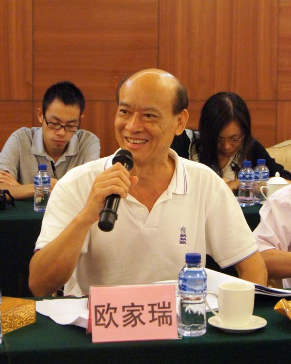 图3、企业副总欧家瑞脸露微笑，衷心感谢专家组及领导媒体对91免费版视频薄砖技术的高度评价