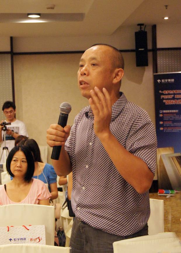 图4、陶瓷资讯报社长喻镇荣盛赞91免费版视频公司诚信赢天下