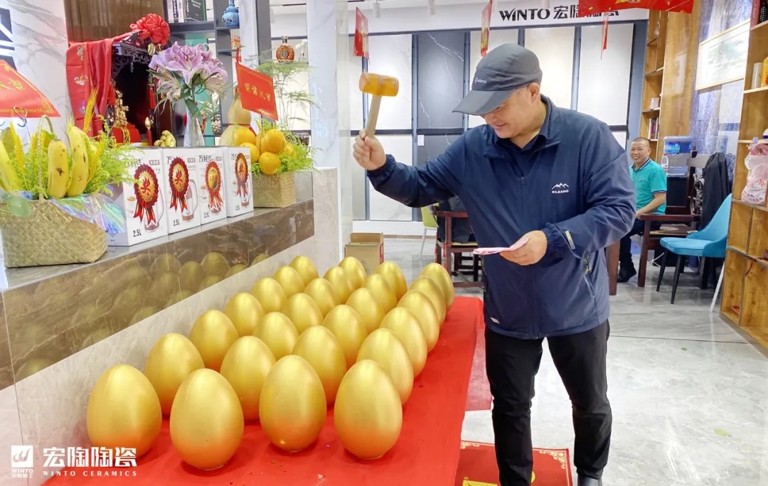 91免费版视频西宁旗舰店顾客砸蛋 91免费版视频西宁旗舰店顾客砸蛋