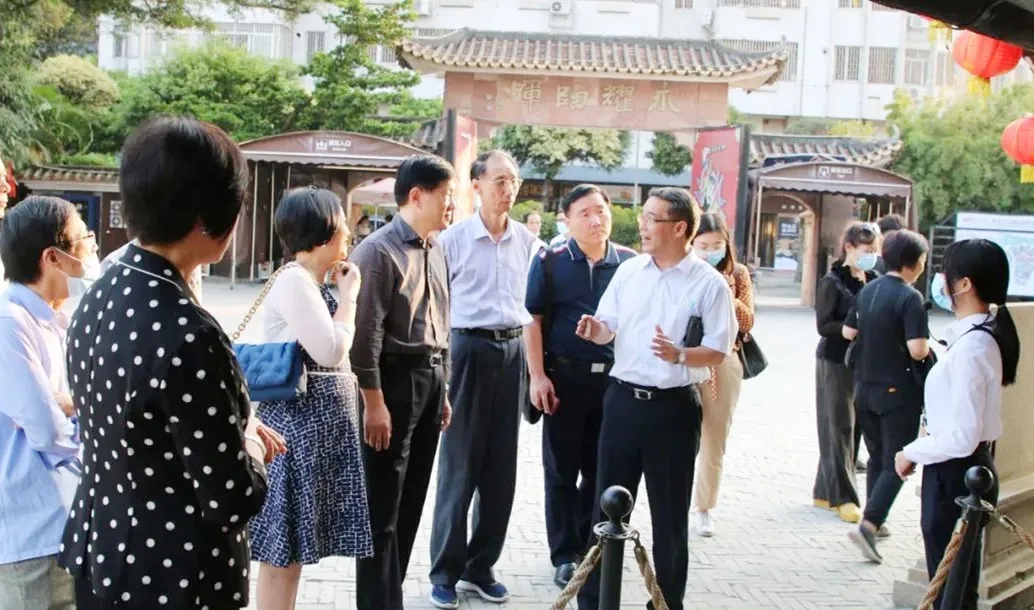 外交部驻香港原特派员吉佩定先生到访南风古灶 外交部驻香港原特派员吉佩定先生到访南风古灶