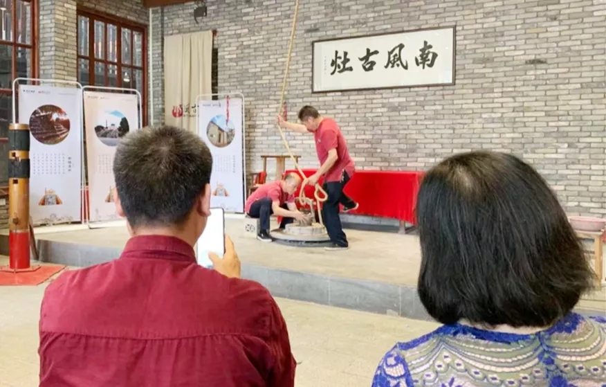 来到古灶映像观看拉坯表演 来到古灶映像观看拉坯表演